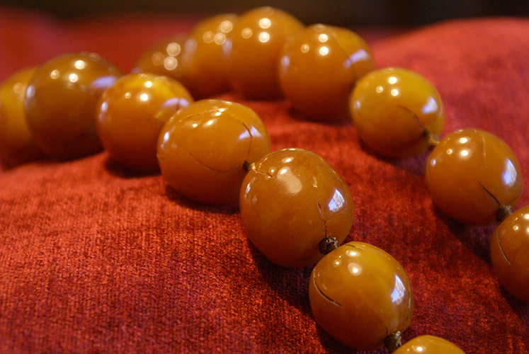Vintage Costume Jewelry Lucite Plastic Beads Necklace Amber Big Chunky Bean Nut Seed