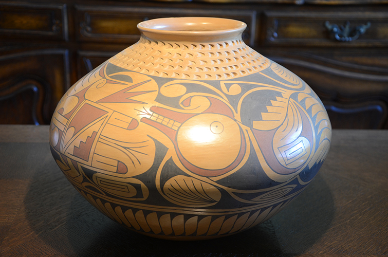 Mexican Mata Ortiz Clay Pottery Vase by Daniel Gonzalez Geometric Design Pattern