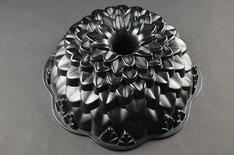Nordic Ware Nonstick Metal Bundt Cake Kitchen Mold Chrysanthemum Flower Head